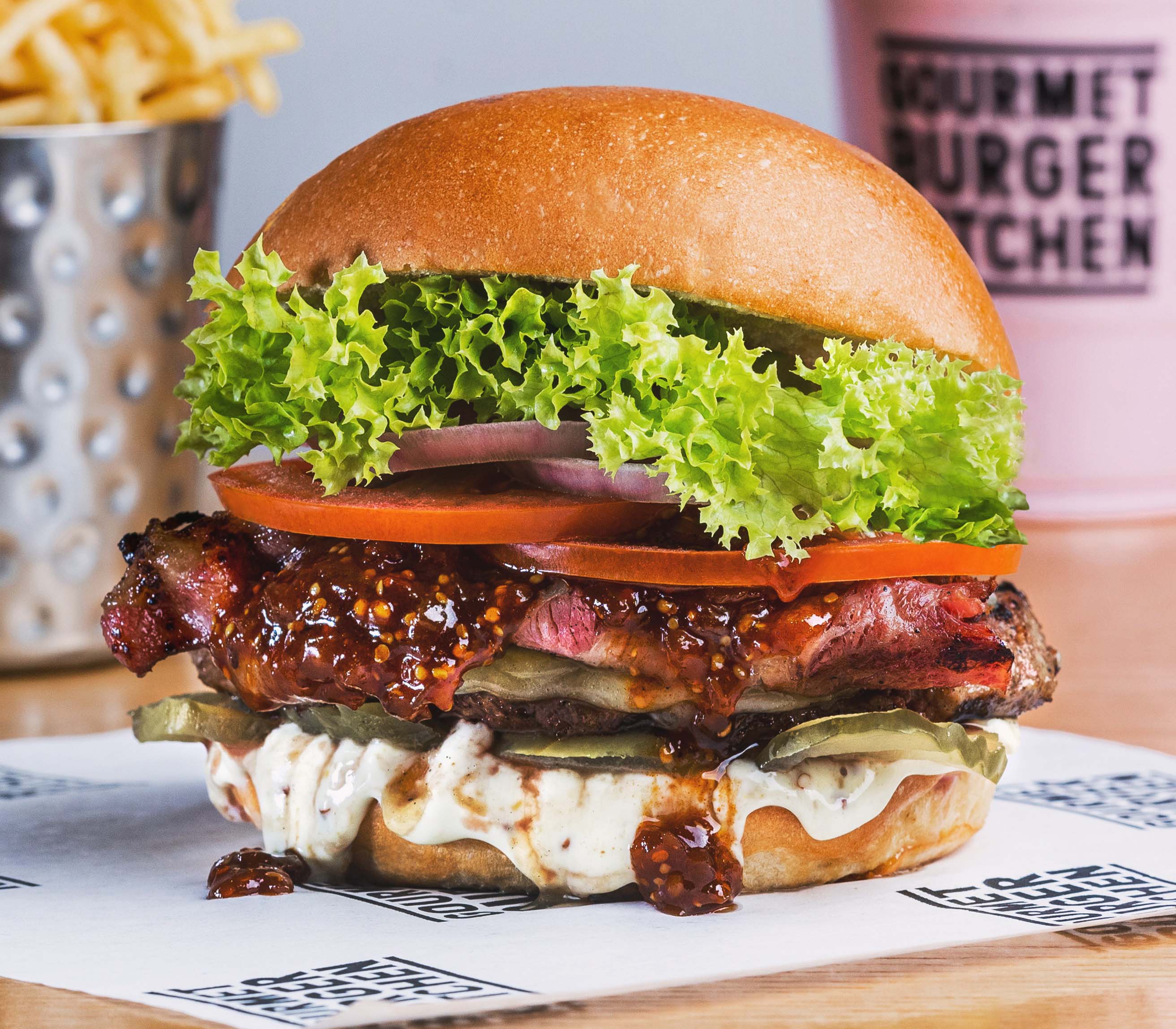 Hamburguesa con huevo, pepinillos,bacon, salsa barbacoa, cebolla morada, tomate y lechuga. Con porcion de papas